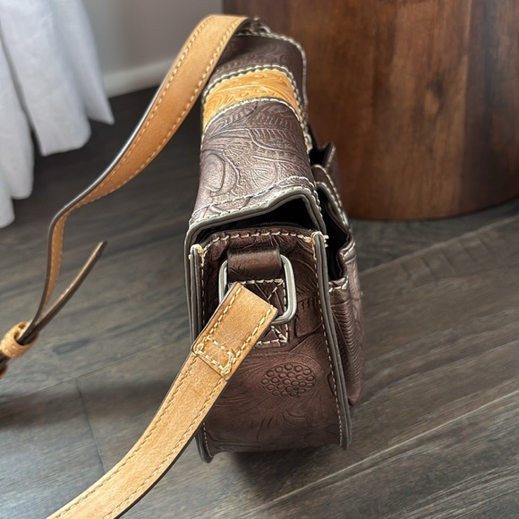 Tony Lama Saddle Bag/Crossbody,Bronze Floral Tooled,snap close,cell phone pocket - Picture 4 of 14